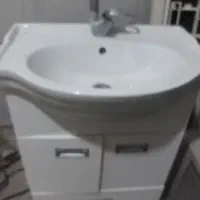 روشویی با شیر اهرمی و کمد و اینه تمیز