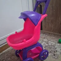 کالسکه عروسک و تعدادی عروسک بسیار مناسب