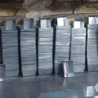 کارگر حلبی ساز برای قالب و الک و سرتاس