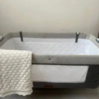 تخت کنار مادر