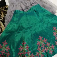 دوتا دامن تن نشده .سبز یه بار تن شده|کفش و لباس بچه|رضوانشهر, |دیوار