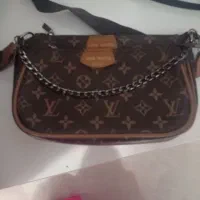 یک کیف دستی داخل تاکسی جامانده