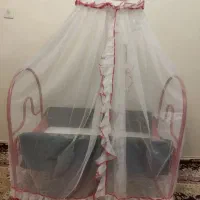 تخت نوزادی کنار مادر و روروئک