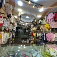 فروشنده خانم در پاساژ نور لباس کودک