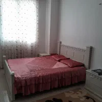 تخت همراه با تشک کاملا سالم وتمیز