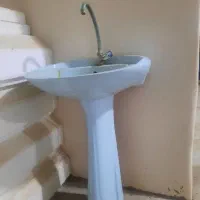 روشویی همراه با شیر آب