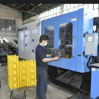 یک نفر کارگر در کارگاه سبد سازی