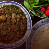 آشپزی در منزل خودم  انجام میدم