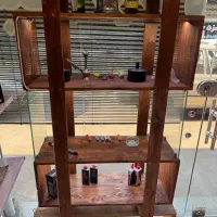 یه عدد ویترین چوبی