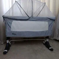 تخت کنار مادر