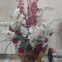 گل خارجی همراه گلدان