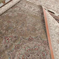 یک تخته فرش ۹ متری زمرد مشهد نو۷۰۰شانه وفرش کناره