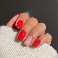 استخدام دستیار ناخن در سالنی پر مشتری