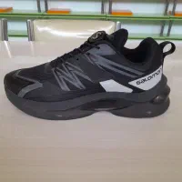 کارگر خط تولید در کارخانه تولید کفش