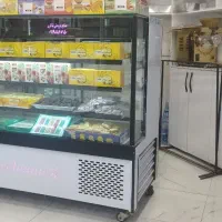 یخچال شیرینی در حد نو