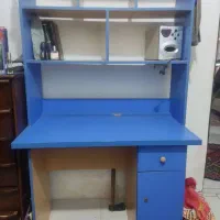 میز کامپیوتر و کتابخانه