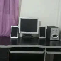 کامپیوتر و میز و صندلی