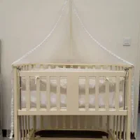 تخت کنار مادر