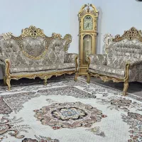 مبل و ساعت ایستاده