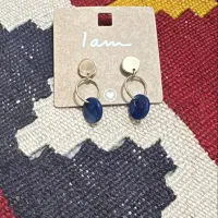 تعدادی گوشواره و گردنبند