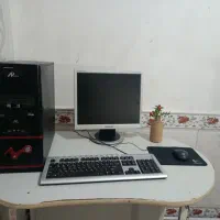 کامپیوتر با میز