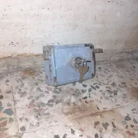 قفل درب. حیاط