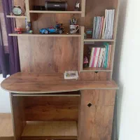 میز کامپیوتر و کتابخانه