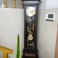 میز تلویزیون وساعت ایستاده