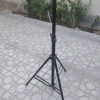 پایه باند ایستاده