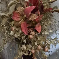 گلدان زیبای عتیقه همراه با گلهای زیبا