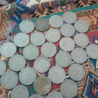مقداری اسکناس وسکه قدیمی.