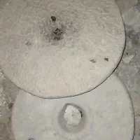آسیاب سنگی قدیمی سنتی برای...