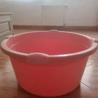 یک عدد تشت صورتی بزرگ