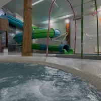 ویلای استخردار لاکچری با سرسره آبی اصفهان|اجارهٔ کوتاه‌مدت ویلا و باغ|اصفهان, شهرک زاینده رود|دیوار