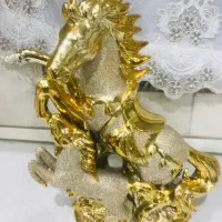 مجسمه طلایی اسب