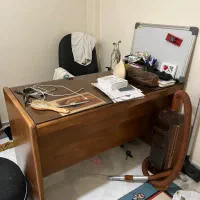 تخت و میز و عسلی چوبی و فرش