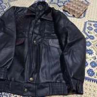 یک کاپشن چرمی متوسط