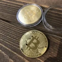 سکه فلزی بیت کوین طلایی