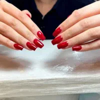 نیازمند مدل کاشت ناخن