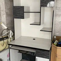 میز کامپیوتر و کتابخانه