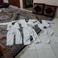 سه دست لباس تکواندو با هوگو و دستکش و ساق بند