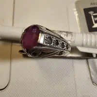 انگشترنقره۹۲۵بایاقوت قرمزمعدنی و۱۲زمرّدمعدنی طرفین