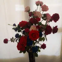 گلدان و گل رز