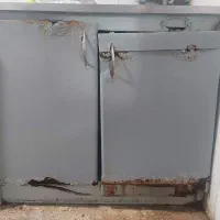 یک کابینت فلزی طول ۹۸ وعرض ۸۸بدون سینگ