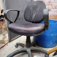 صندلی اداری و تلفیزیون