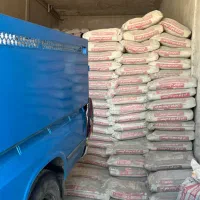 راننده نیسان با نیسان. جهت بارگیری مصالح ساختمانی