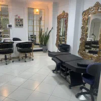ایینه و کنسول سالن زیبایی