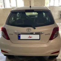 تویوتا یاریس هاچبک سفید صدفی