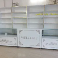 ویترین مغازه میز پاچال دکور قفسه چوبی کتابخانه