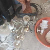 ۲ عدد روشنایی گاز سوز و۳ عدد جار یا لوستر
